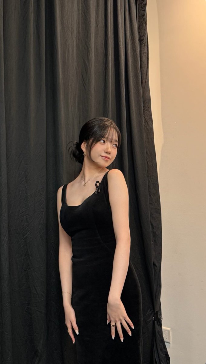 joyulii's tweet photo. 100% @evxnslee's type 🖤 https://t.co/Qps82sCQiG