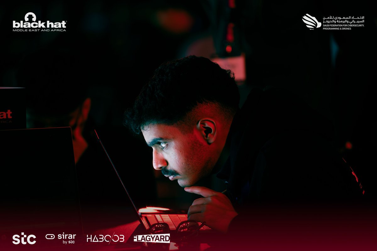 المشاركون يتقدّمون في مسابقة التقط العلم في بلاك هات 25، كل تحدٍّ يرفع مستوى الحماس والإبداع السيبراني