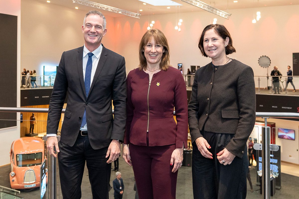Wales is open for business 🏴󠁧󠁢󠁷󠁬󠁳󠁿

Minister <a href="/AnnaMcMorrin/">Anna McMorrin MP</a> joined The Chancellor <a href="/RachelReevesMP/">Rachel Reeves</a> and Business Secretary <a href="/peterkyle/">Peter Kyle</a> at <a href="/WelshGovernment/">Welsh Government</a>'s Wales Investment Summit, showcasing opportunities for businesses and investors.

The UK Government is backing Wales with funding in