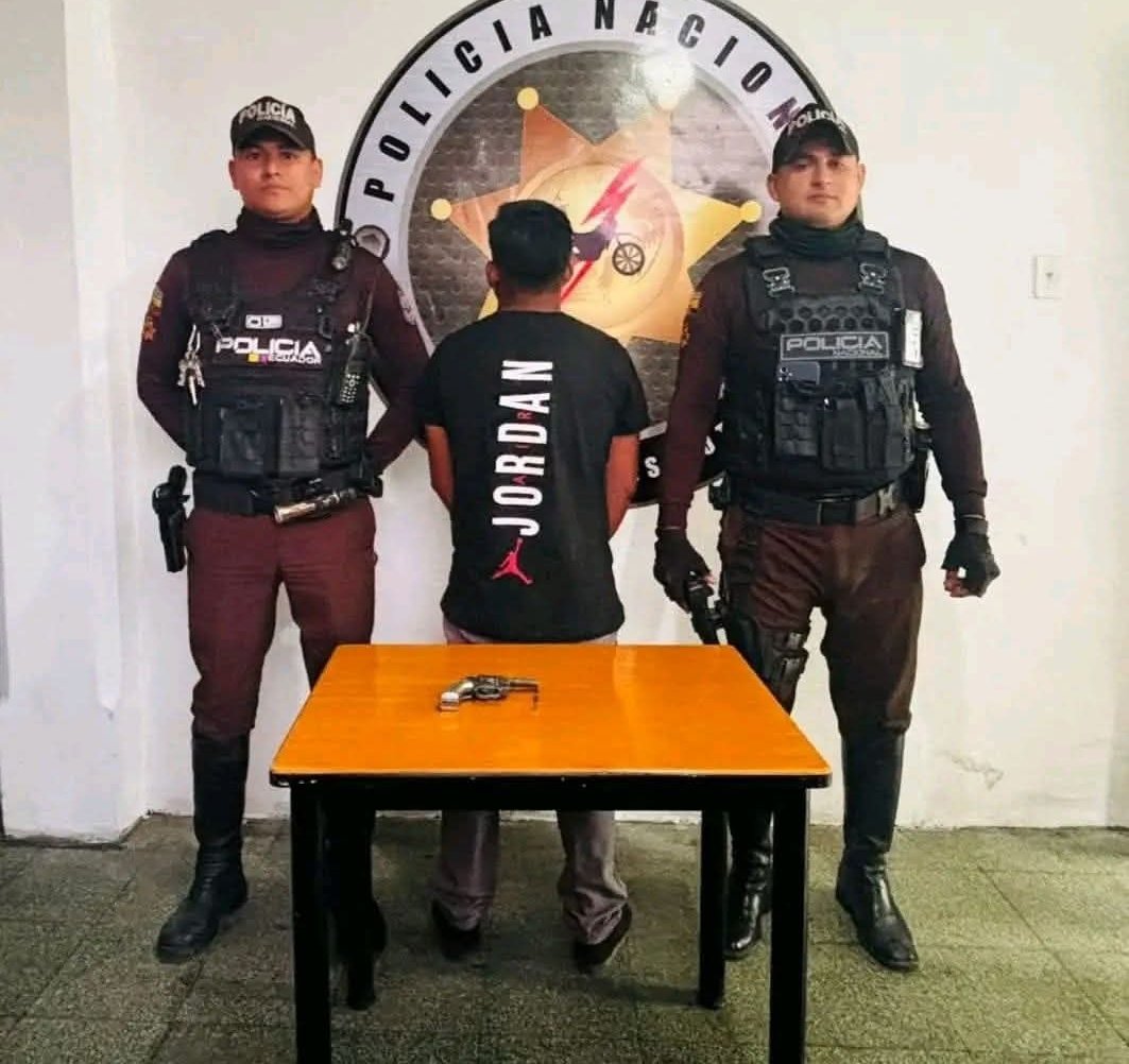 Informatech_ec's tweet image. #Guayas En Milagro, un estudiante fue aprehendido tras ingresar un arma a su colegio. Una docente alertó de inmediato a las autoridades, lo que permitió que la Policía actuara y pusiera el caso en manos de la Fiscalía.

#Noticia