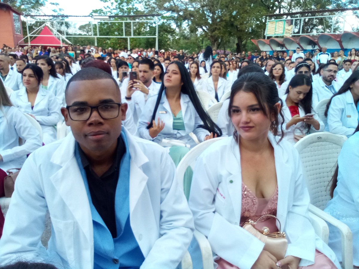 Muchas felicidades para los trabajadores de la Salud Pública, ejemplo de altruismo, solidaridad y heroísmo. #HonorHolguinero 
#CubaPorLaSalud