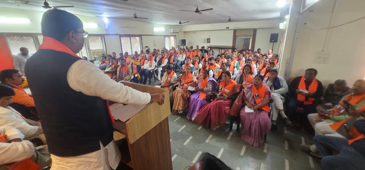 idharampalsingh's tweet image. आज वाराणसी महानगर कार्यालय पर वाराणसी नगर निगम के सभी पार्षदों एवं पार्षद प्रत्याशियों की मतदाता विशेष गहन पुनरीक्षण (S.I.R) अभियान के निमित्त समीक्षा एवं योजना बैठक किया।