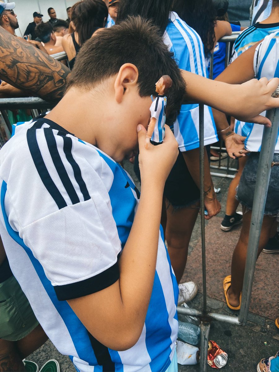mariansol92's tweet photo. Acá mi hijo Valen en los penales aferrado a su ilusión y su muñeco de Messi que le regaló su abuela. 
Un día inolvidable 💙 #nadiedicenada https://t.co/DpnU5mUfb1