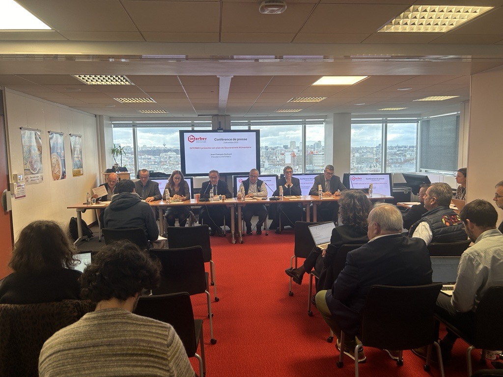 🟩INTERBEV lance son Plan de Souveraineté Alimentaire

Face à la décapitalisation du cheptel français et alors que s’ouvrent les Conférences de la souveraineté alimentaire, INTERBEV a présenté aujourd’hui 10 mesures concrètes et immédiatement actionnables pour renforcer