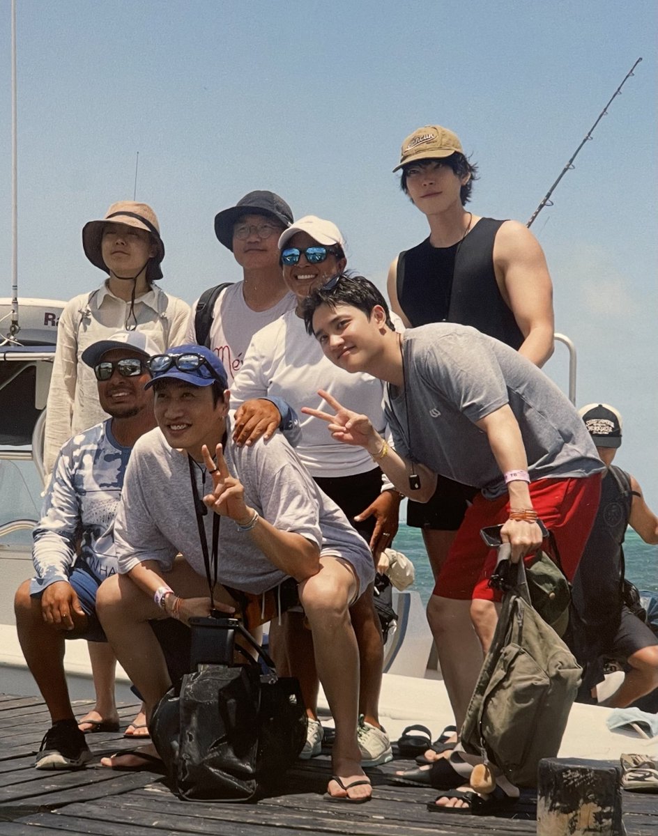 mrdoughkyungsoo's tweet photo. this lowkey looking like a family outing photo https://t.co/ZzL00ZXDGT