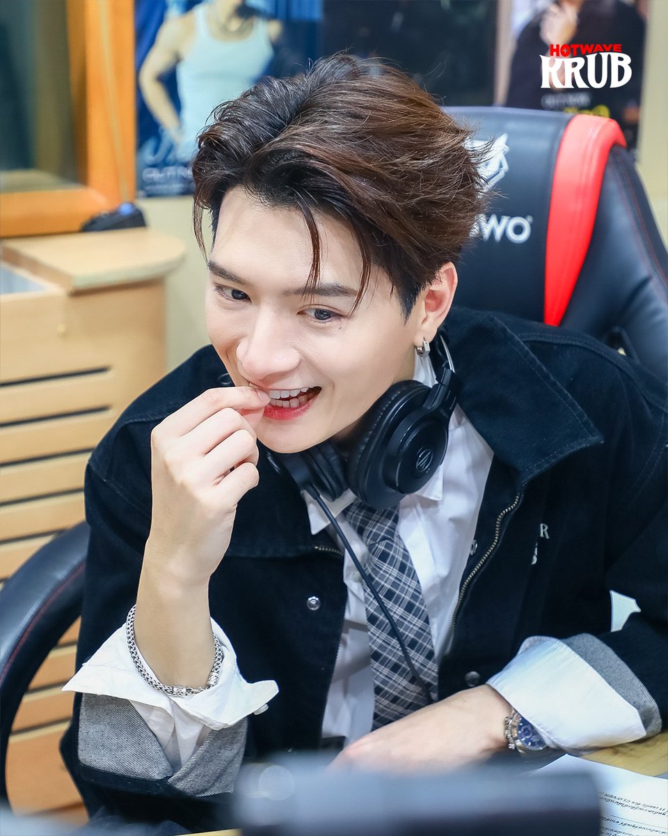 hwmaofficial's tweet photo. กลับมาอีกครั้งกับดีเจ #KristPerawat มารอบนี้เรียกได้ว่าเรียนรู้การเป็นดีเจแบบเต็มระบบสุด ๆ
ส่วนเพลย์ลิสต์ไม่ต้องพูดถึงเลย เพราะทู๊กกกกกเพลง
แถมยังโดนป้ายยาซิงเกิลใหม่อย่างเพลง เติมเธอ #FillMyHeart_KRIST
บอกเลยว่าเป็นเพลงรักที่ฟังแล้วฟีลมาก อยากส่งเพลงนี้ให้ใครสักคนเลย 🤭

ดูย้อนหลังได้ที่นี่เลยค้าบ : https://t.co/UnnRS3dkq2

#HotwaveKRUBxKristPerawat
#HotwaveKRUB #ArtistDJ
#KristPerawat
#RISERMUSIC

@kristtps @RiserMusic