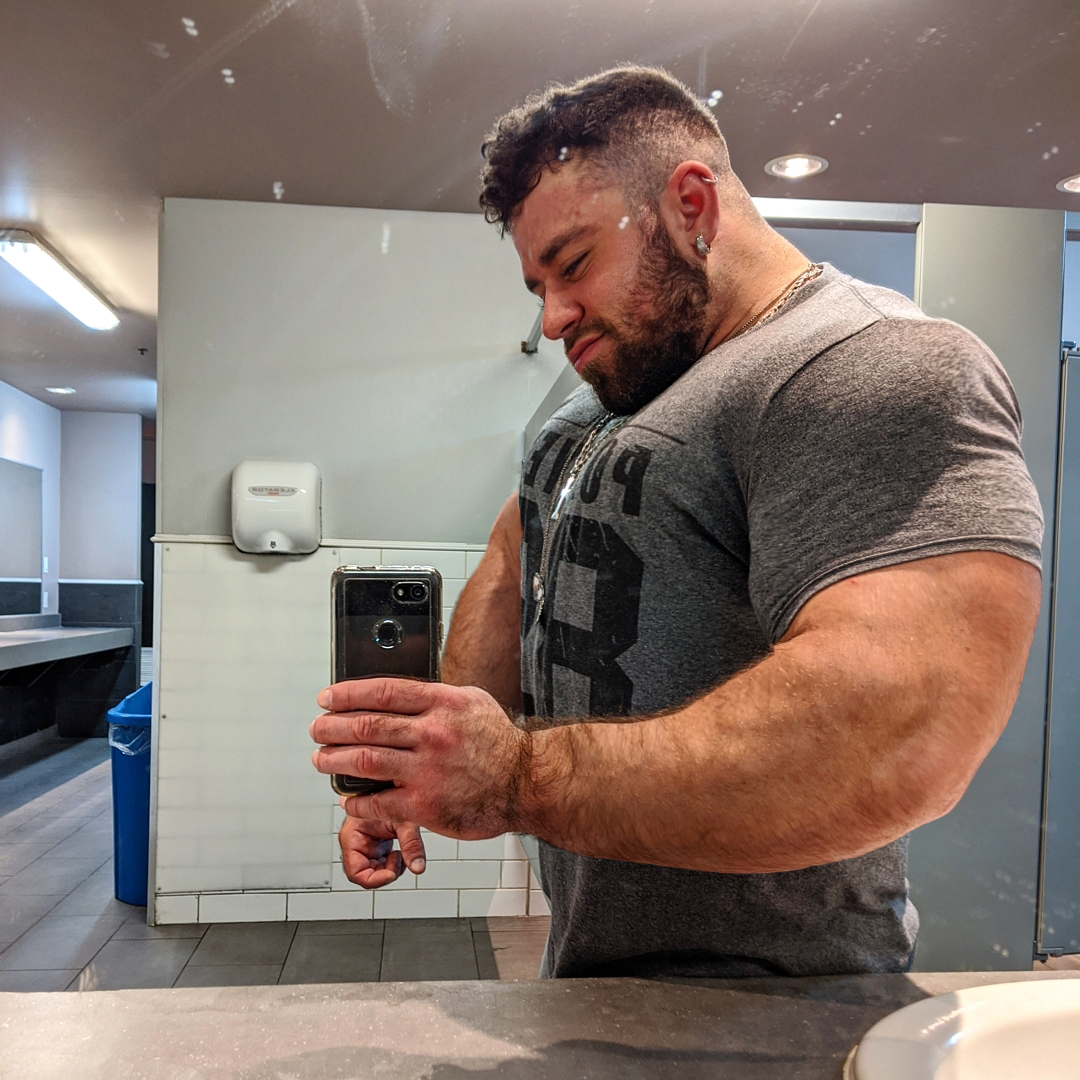 VMorphs's tweet image. Who's Got The Biggest Biceps