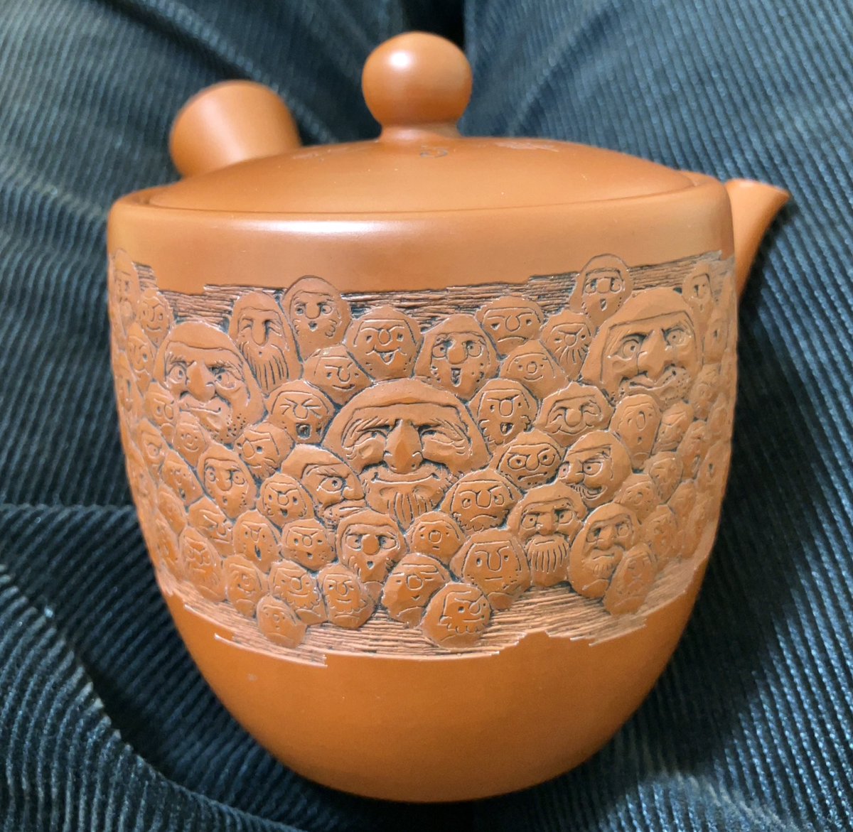 60年近い歳月を経た、使い込まれた急須の茶漉しを綺麗に洗浄する。

戦後の常滑焼朱泥急須の彫師のレジェンド、牛島一陶さんの百達磨。自分が存命の間、この図柄は真似しないで欲しいとおっしゃっていたとか。

戦前、新聞社で風刺漫画家をされていた画力が百の異なる表情に発揮されている