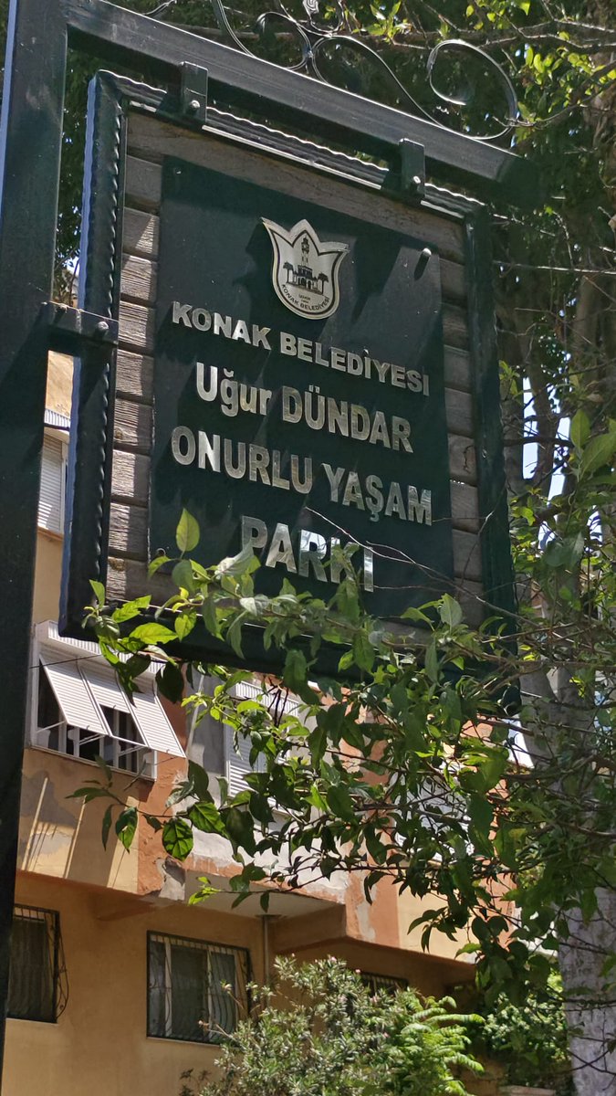 İzmir-Konak'ta, delikanlılarıyla ünlü Eşrefpaşa'da bir park...
Yorumsuz...