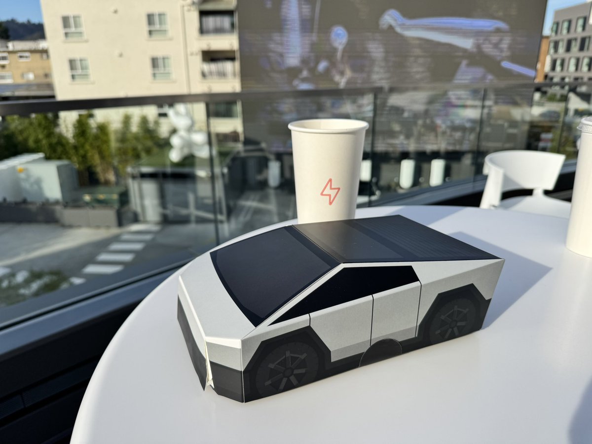 Finally got a chance to eat at the Tesla Diner yesterday for a late pre-flight lunch… and it was great fun. Same price as a Five Guys but with more electrons!