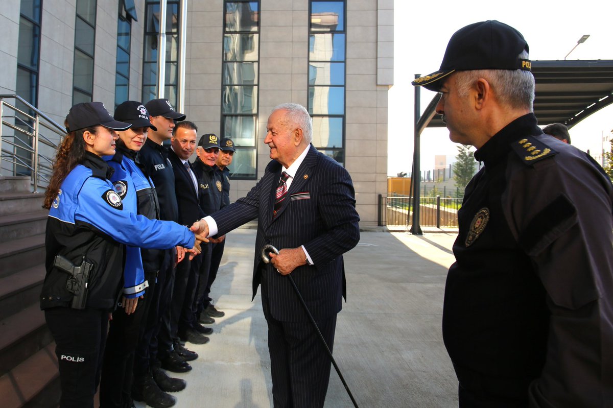 EmniyetYalova's tweet photo. 39.Dönem Adalet Bakanı ve İçişleri Bakanı V., 1974 Kıbrıs Müzakereleri Türkiye Temsil Heyeti Başkanı Sayın İsmail MÜFTÜOĞLU, İl Emniyet Müdürümüz Sayın Ümit BİTİRİK’e ziyarette bulundu.

Sayın misafirimize nazik ziyaretlerinden dolayı şükranlarımızı sunarız.

@Ubitirik https://t.co/I31lwLZuW5
