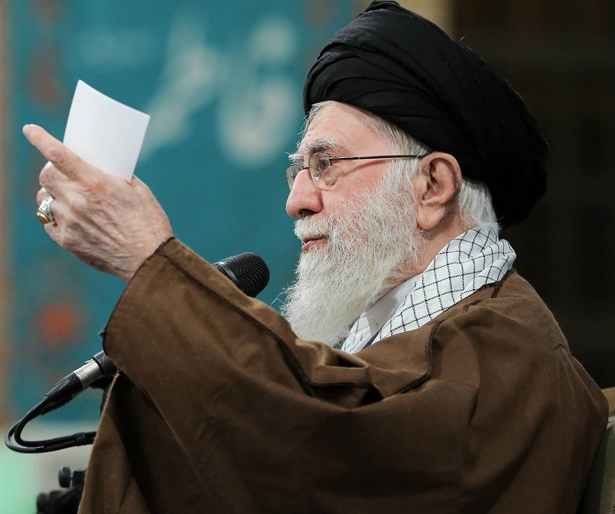 Rosha_ir's tweet image. یکی از بزرگترین گناهان فرهنگ سرمایه‌داری غرب این است که این همه کار خلاف را درباره زنان انجام می‌دهد اسمش را می‌گذارد آزادی!
#رهبر_انقلاب