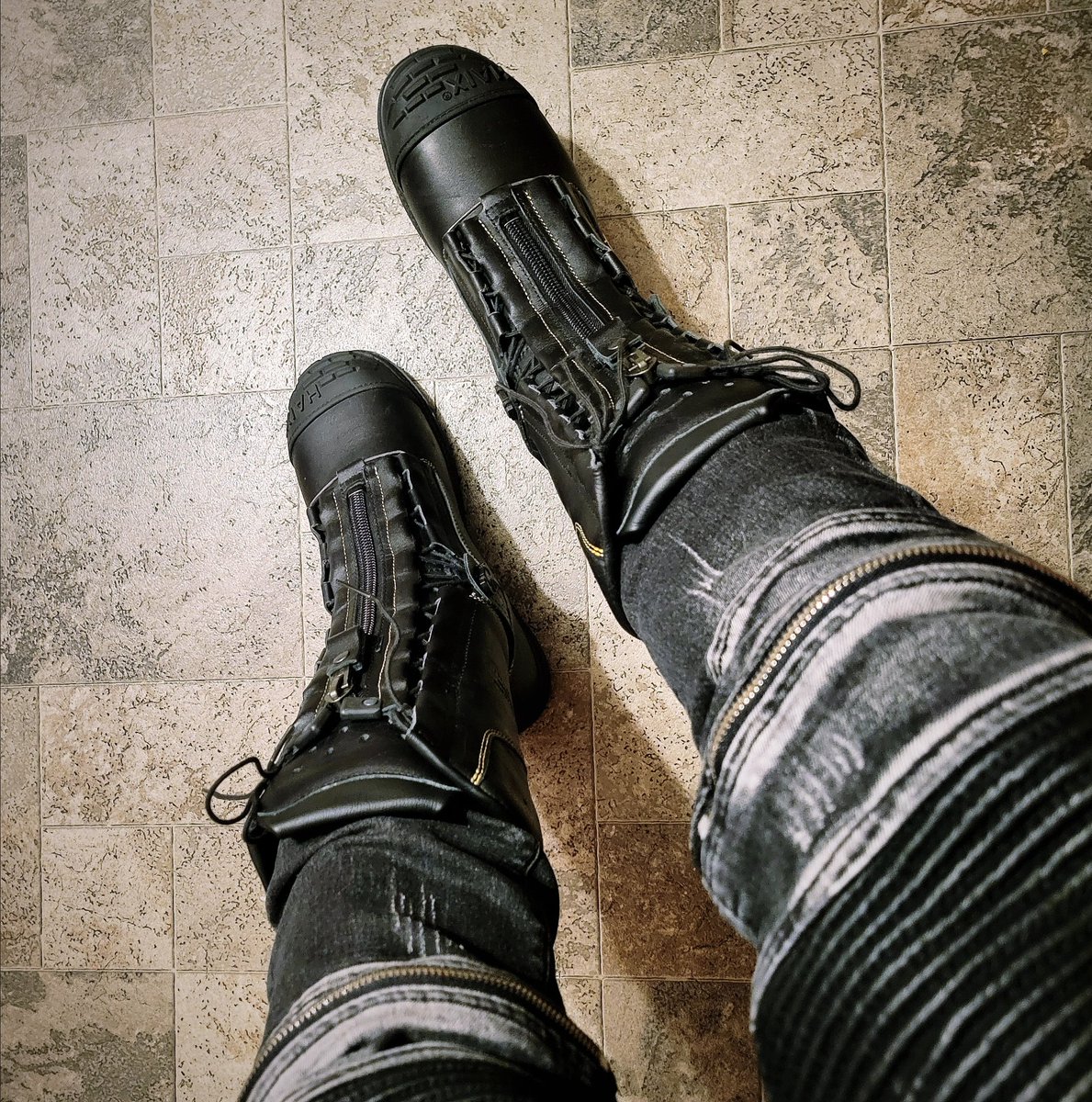 LightstormN's tweet image. Just standing around.
#boots #bootporn #leatherboots #haixboots