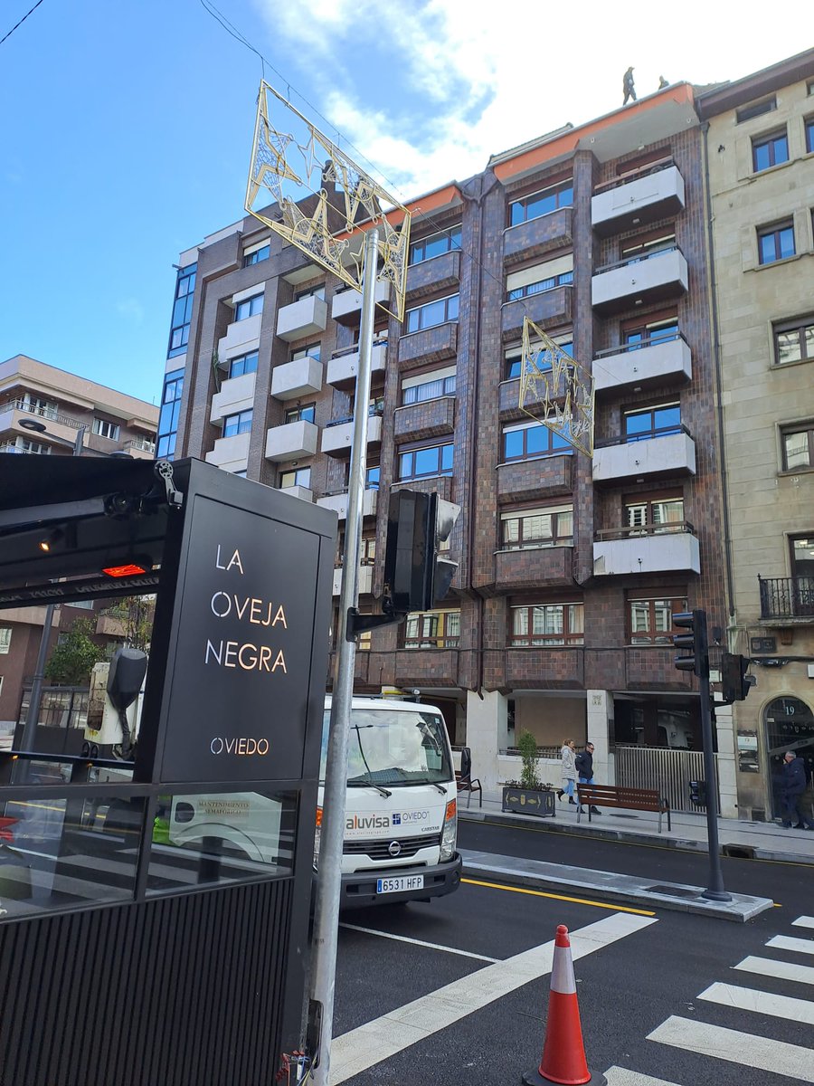 Foto que resume un modo de gobernar: si la terraza tapa el semáforo, se recrece el semáforo antes que retirar una mesa. Y lo pagas tú. 
«En Oviedo, quien manda, manda».