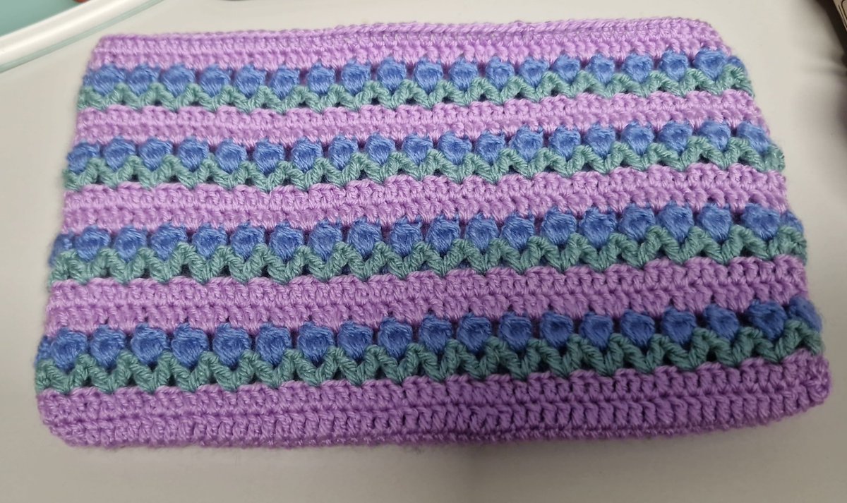 Heute Mal was anderes zwischendurch: 
Eine kleine Buchtasche 🥰🥰
Sieht nicht nur wahnsinnig hübsch aus, sondern hält auch dein Lieblingsbuch schön warm, selbst bei Minustemperaturen 😅