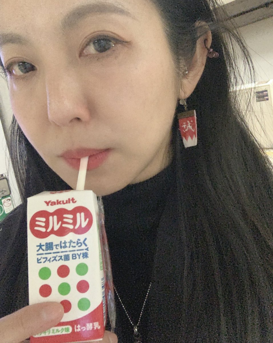 takamu3's tweet image. 初日が終わりました。たくさんのお客様、ありがとうございます。ちょっともういっぱいやっちゃう。あーミルミルうまい…😂

ピアスは #日野 で手染めで染色されてる山田恵美染色工房さんのものです。お気に入り✨

また明日も頑張ります💪
生配信は無限大なのでチケットございますよ！#あさぎもん2025