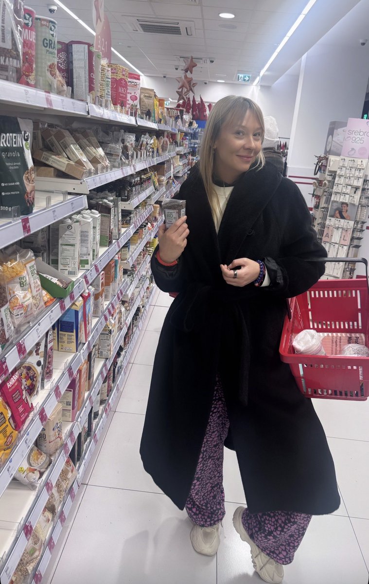 Przegaa's tweet photo. Przykra prawda o internecie: nikt nie wymyślił lepszego sposobu zarabiania niż reklamy. OpenAI to najlepszy dowód. Wyciekły właśnie dokumenty finansowe i obraz jest brutalny. W pierwszych dziewięciu miesiącach 2025 roku samo uruchamianie modeli kosztowało ich około 8,65 miliarda dolarów, podczas gdy przychody wyniosły mniej więcej połowę tej kwoty. Do 2028 roku prognozowane straty operacyjne sięgają 74 miliardów.
Problem OpenAI to nie dług technologiczny wobec Big Tech. Wręcz przeciwnie. Problem polega na tym, że firma od dawna nie jest już non-profitowym centrum badawczym, ale wciąż nie ma działającego modelu biznesowego. Wzajemne inwestycje między gigantami, ta finansowa karuzela Nvidia-Microsoft-OpenAI, niczego tu nie rozwiązuje. Ktoś w końcu musi za to zapłacić.Sam Altman w wewnętrznym memo ostrzega pracowników przed "rough vibes" i przyznaje, że Google "robi doskonałą robotę we wszystkich aspektach". W pesymistycznym scenariuszu wzrost może spaść do 5-10 procent. Microsoft wstrzymuje integracje Azure AI, Salesforce ogranicza piloty. Większość wdrożeń enterprise nie wychodzi poza fazę prototypu.
Co pozostaje? Reklamy. Właśnie wyciekł kod z wersji beta ChatGPT Android zawierający funkcje reklamowe, w tym karuzele sponsorowanych wyników w wyszukiwaniu. Altman nazywał to kiedyś "unsettling" i "last resort". Najwyraźniej ten ostateczny ratunek właśnie nadszedł.
Alternatywy? Można próbować ucieczki do przodu z jakimś przełomowym produktem agentowym, ale w kodowaniu Anthropic już ucieka, a w generowaniu obrazów Google z Nano Banana i świeżym Gemini 3 Pro Image po prostu dominuje.
Reklamy wygrywają. Zawsze wygrywają. To smutne, ale prawdziwe.
Pozdrowienia z Wawy, fajnie byc znow chwile na starym kontynencie;)