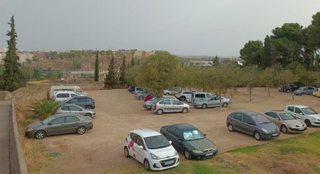 Badajoz875's tweet photo. En pleno siglo XXI no es normal que una Alcazaba del Siglo XII esté llena de coches y de gorrillas.
Esto es prioritario y aún no hay alternativas
Se han tenido muchos años para eliminar estos aparcamientos que atentan contra el patrimonio y un yacimiento de primer orden. #Badajoz https://t.co/nODM8QU1Hc