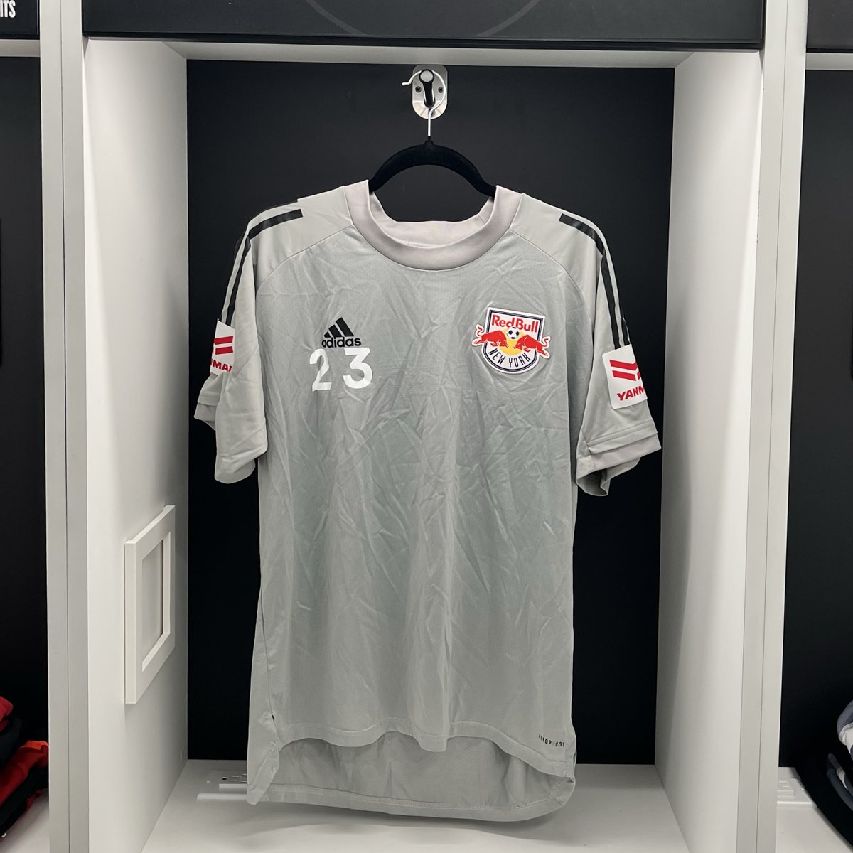 RBNYHelp's tweet image. 🎁12 Days of M+🎁  

Day 3:        
- Jersey Tote Bag
- #23 Team Issued Training Shirt (M)
- Winter Beanie
- Hartman Nameplate
- Bull Figurine

Link: newyorkredbullsmembers.com/login