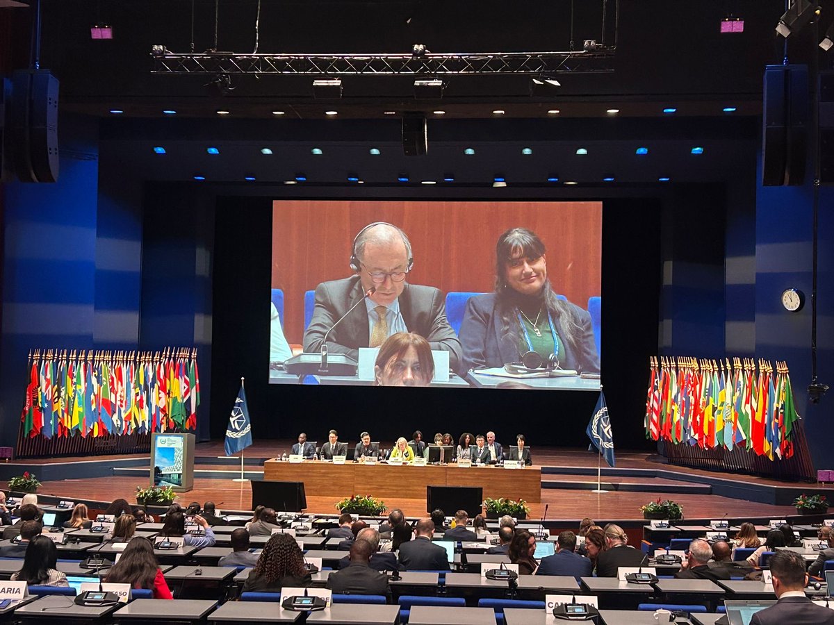 EmbChileNL's tweet image. Celebramos el compromiso de los Estados Partes que aprobaron, por consenso, en la #ASP24, el Presupuesto 2026 de la @IntlCrimCourt. Orgullosos 🇨🇱 de haber liderado con éxito este proceso. Potente señal en tiempos de grandes desafíos para la CPI. 🌎📚⚖️