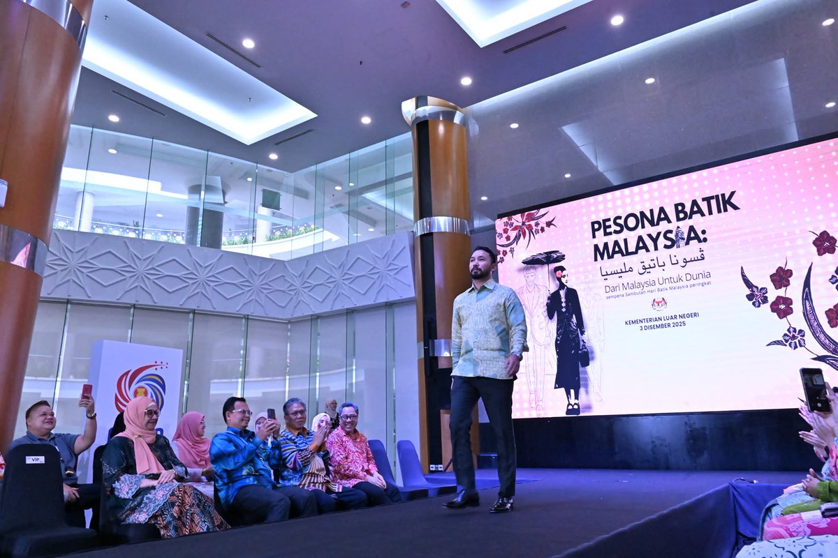 MalaysiaMFA's tweet image. Bersempena Hari Batik Malaysia pada 3 Disember 2025, warga Wisma Putra meraikan warisan batik negara melalui Program “Gayakan Batik Anda – Pesona Batik Malaysia: Dari Malaysia Untuk Dunia” di Dewan Serbaguna WP1.

Program ini menyatukan warga Wisma Putra yang tampil memperagakan…