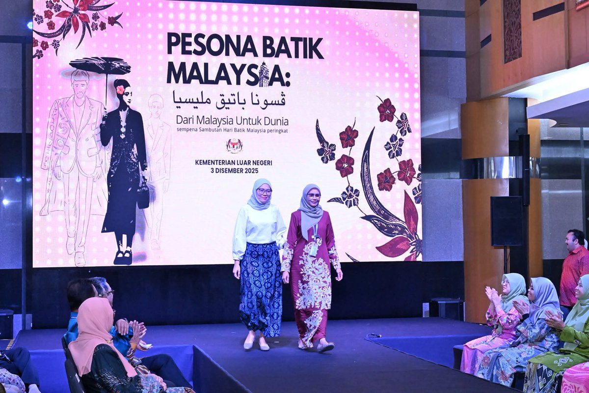 MalaysiaMFA's tweet image. Bersempena Hari Batik Malaysia pada 3 Disember 2025, warga Wisma Putra meraikan warisan batik negara melalui Program “Gayakan Batik Anda – Pesona Batik Malaysia: Dari Malaysia Untuk Dunia” di Dewan Serbaguna WP1.

Program ini menyatukan warga Wisma Putra yang tampil memperagakan…