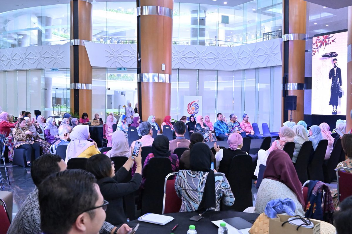 MalaysiaMFA's tweet image. Bersempena Hari Batik Malaysia pada 3 Disember 2025, warga Wisma Putra meraikan warisan batik negara melalui Program “Gayakan Batik Anda – Pesona Batik Malaysia: Dari Malaysia Untuk Dunia” di Dewan Serbaguna WP1.

Program ini menyatukan warga Wisma Putra yang tampil memperagakan…