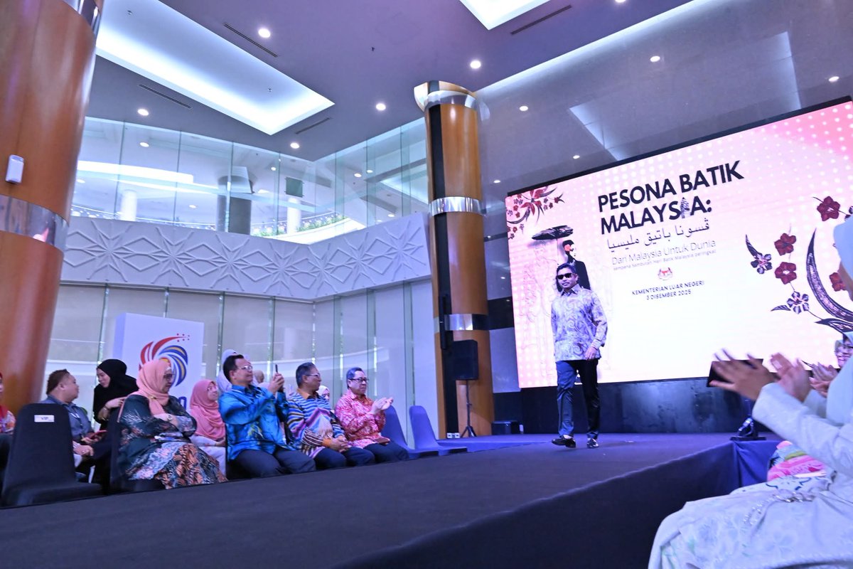 MalaysiaMFA's tweet image. Bersempena Hari Batik Malaysia pada 3 Disember 2025, warga Wisma Putra meraikan warisan batik negara melalui Program “Gayakan Batik Anda – Pesona Batik Malaysia: Dari Malaysia Untuk Dunia” di Dewan Serbaguna WP1.

Program ini menyatukan warga Wisma Putra yang tampil memperagakan…