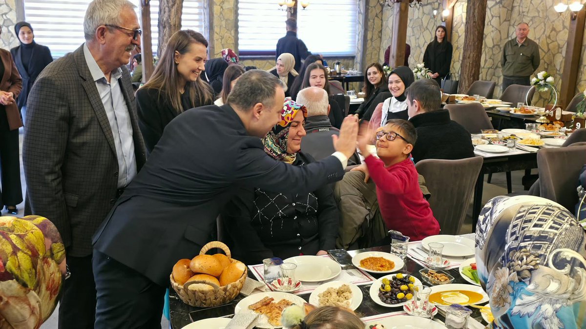 Kaymakamımız Yücel Erdem, Belediye Başkan Vekilimiz ve Kurum Müdürlerimiz ile birlikte 3 Aralık Dünya Engelliler Günü kapsamında Belediyemiz ev sahipliğinde düzenlenen programda özel eğitim öğrencilerimiz ve aileleriyle bir araya geldi.

Tüm engellerin sevgi, saygı ve dayanışma
