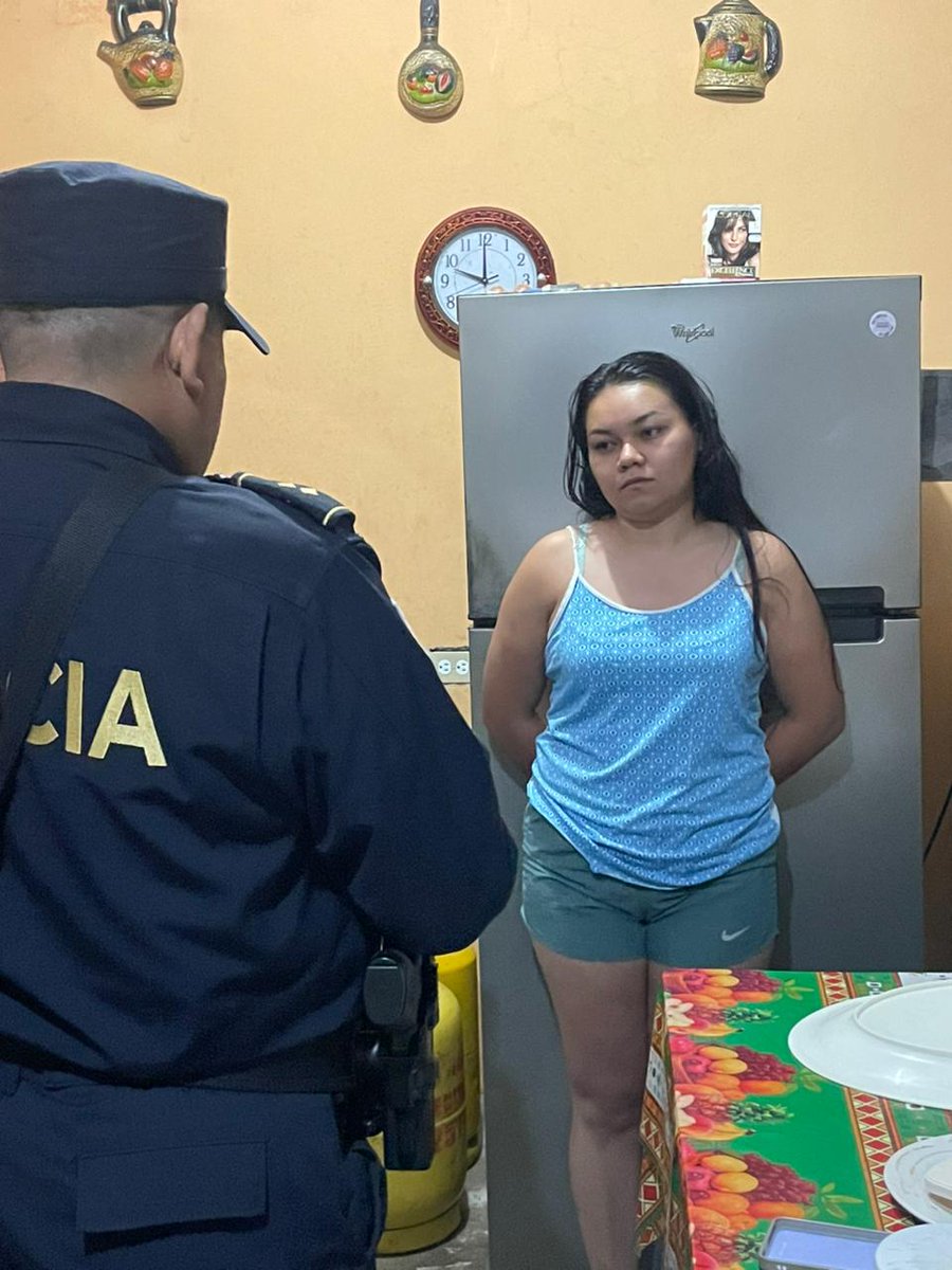 FGR_SV's tweet photo. #Operativo | Gracias a una investigación coordinada entre la @FGR_SV, la @PNCSV, la @USEmbassySV,  @TheJusticeDept, y la @FiscaliaCol, se ha logrado desarticular una estructura que se dedicaba a estafar personas prometiéndoles tramitarles visas de trabajo hacia los EE. UU y que operaba a nivel regional.

Estos sujetos contactaban a sus víctimas, a través de redes sociales. 

Desde el 2021, ofrecían tramitarles visa norteamericana para trabajar en distintos proyectos y les prometían entregarles la documentación necesaria para que pudieran viajar sin inconvenientes.

Hasta el momento se contabilizan 44 víctimas a las que estos criminales les solicitaron pagos a través de transferencias bancarias, a cuentas de Estados Unidos. 

Este procedimiento ha dado como resultado la captura de varios involucrados localizados en San Salvador, Usulután, San Miguel y Ahuachapán. 

Además, se han girado 30 órdenes de captura que se harán efectivas fuera del país, en contra de otros involucrados. 

Los capturados son: 
➡️René Moisés Melara Reyes. 
➡️Brenda Abigaíl Martínez Miranda. 
➡️José Adán Quintanilla Villalta. 
➡️Yensi Guillermina Quevedo Núñez.
➡️Carlos Alberto Velásquez Amaya. 
➡️José Antonio Méndez Arévalo.