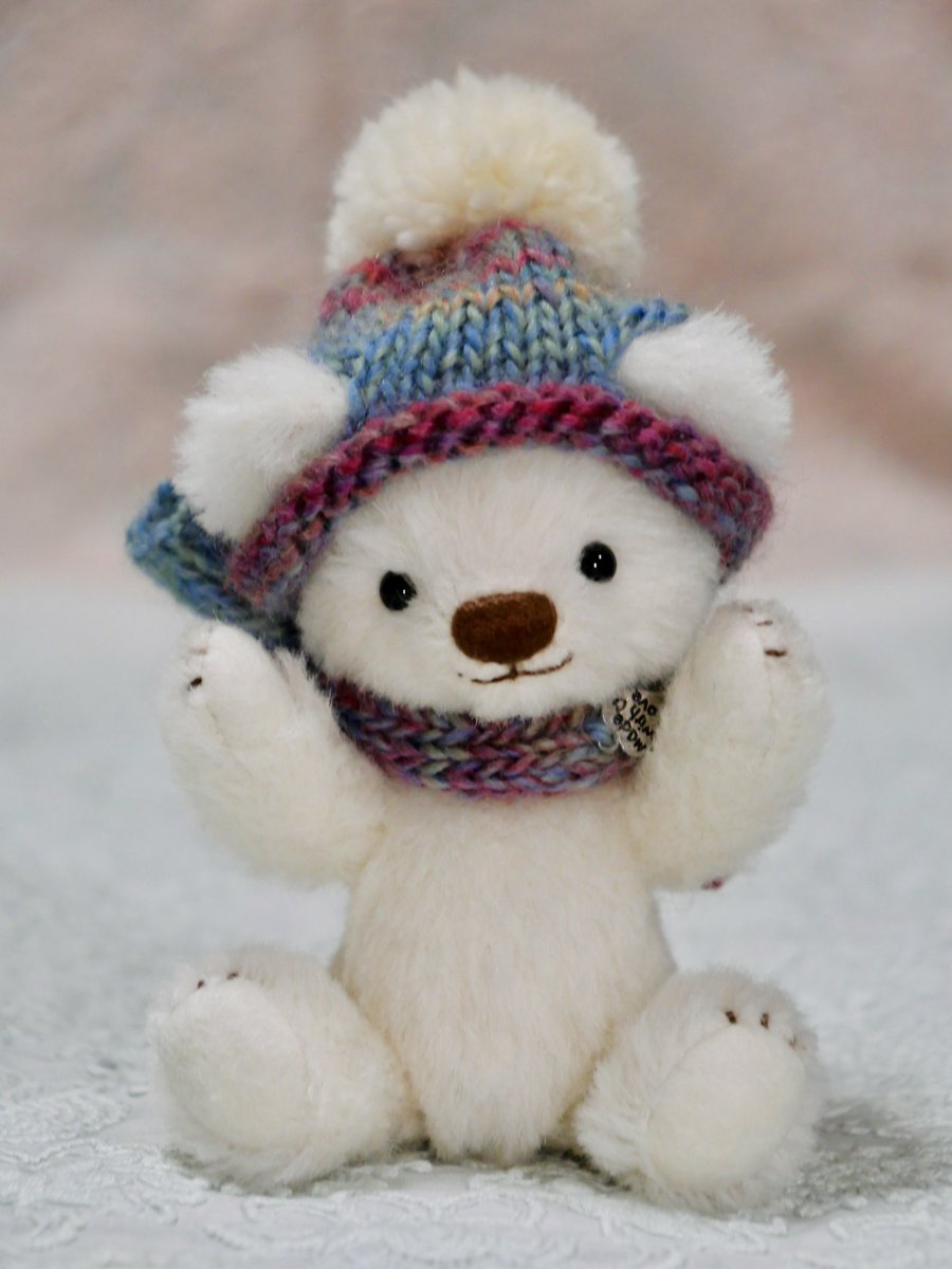 この度、あんず♪様(<a href="/apricot_amiami/">あんず♪（Fluffle*Bear）</a> )のポンポン帽子のベア♪ちゃんとのご縁をいただきました🐻‍❄️✨
箱を開けた瞬間この子のにっこりとしたお顔が見えてメロメロに😍たまらない可愛さにシャッター切る指が止まりません〜！
お名前は「バニラ」に決めました🍨
よろしくバニラちゃん！