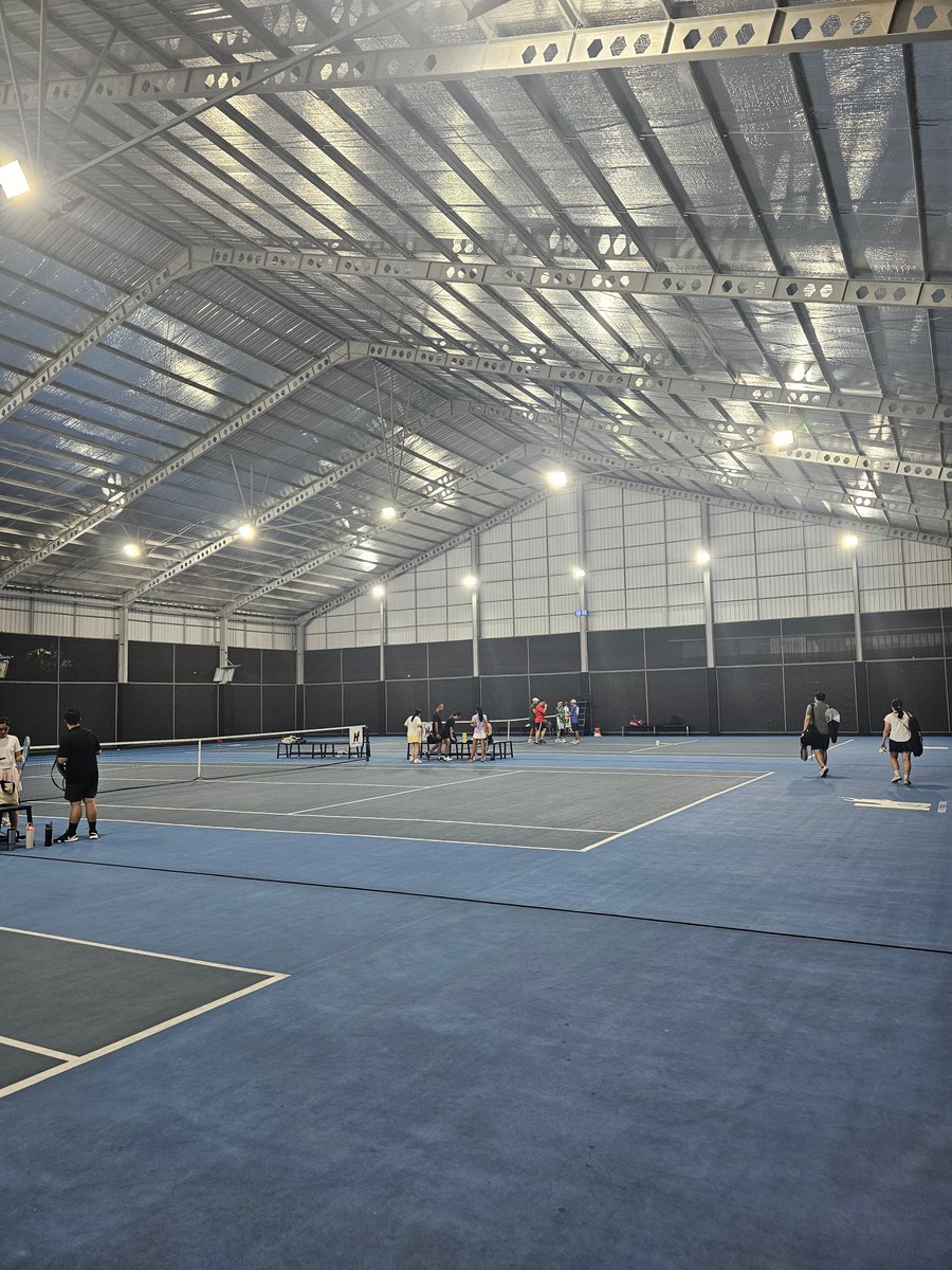 myinternetalter's tweet photo. Akibat malam sering hujan. Jadi rutin main di lapangan indoor. https://t.co/1wzEATlDXE