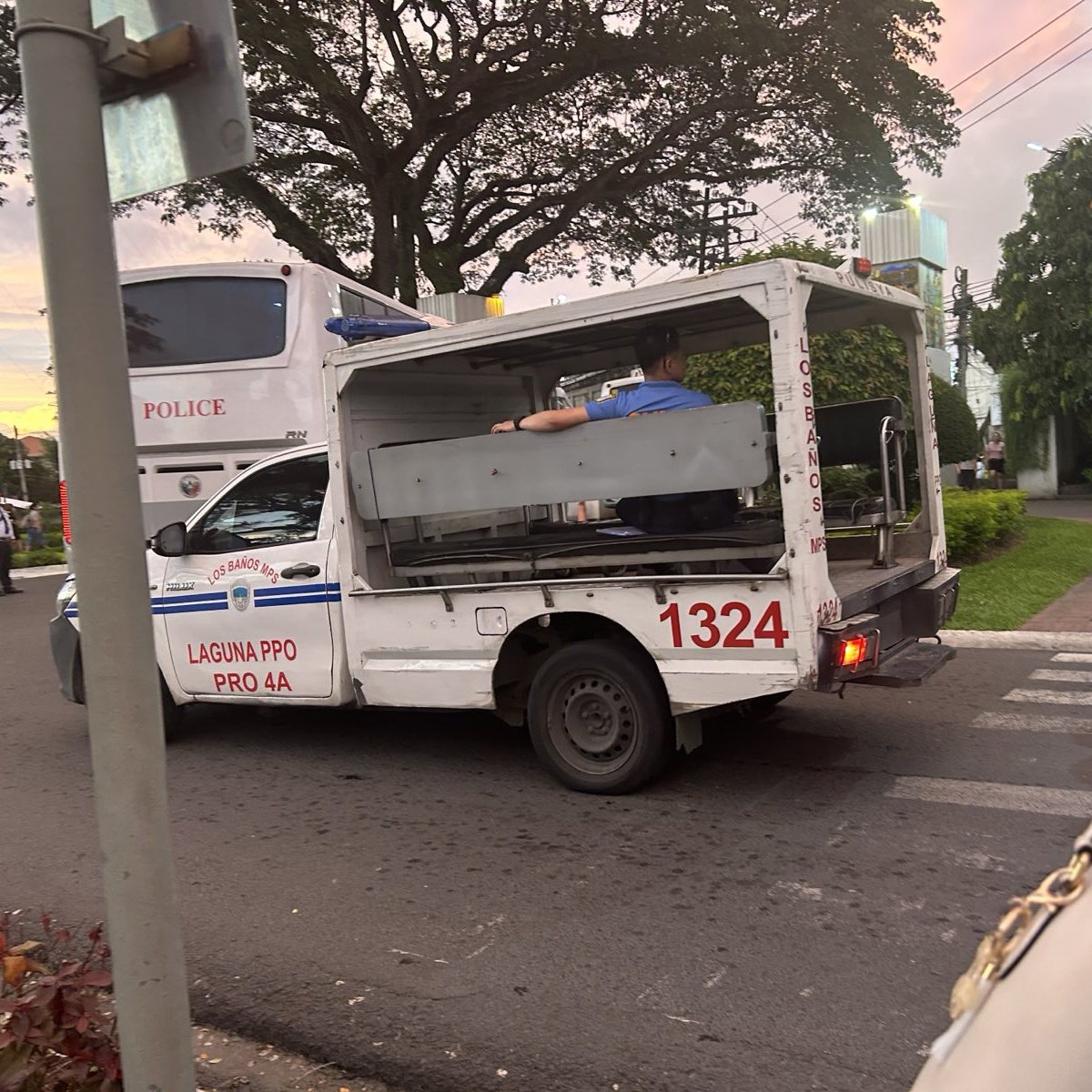 [Disyembre 3, 2025 - 5:33 PM]

📍Dumaan ang isang police mobile ng Laguna Police Provincial Office - Police Regional Office 4A (Laguna PPO - PRO 4A) sa kahabaan ng Victoria M. Ela Avenue palabas ng campus.

#SafeHavenWatch