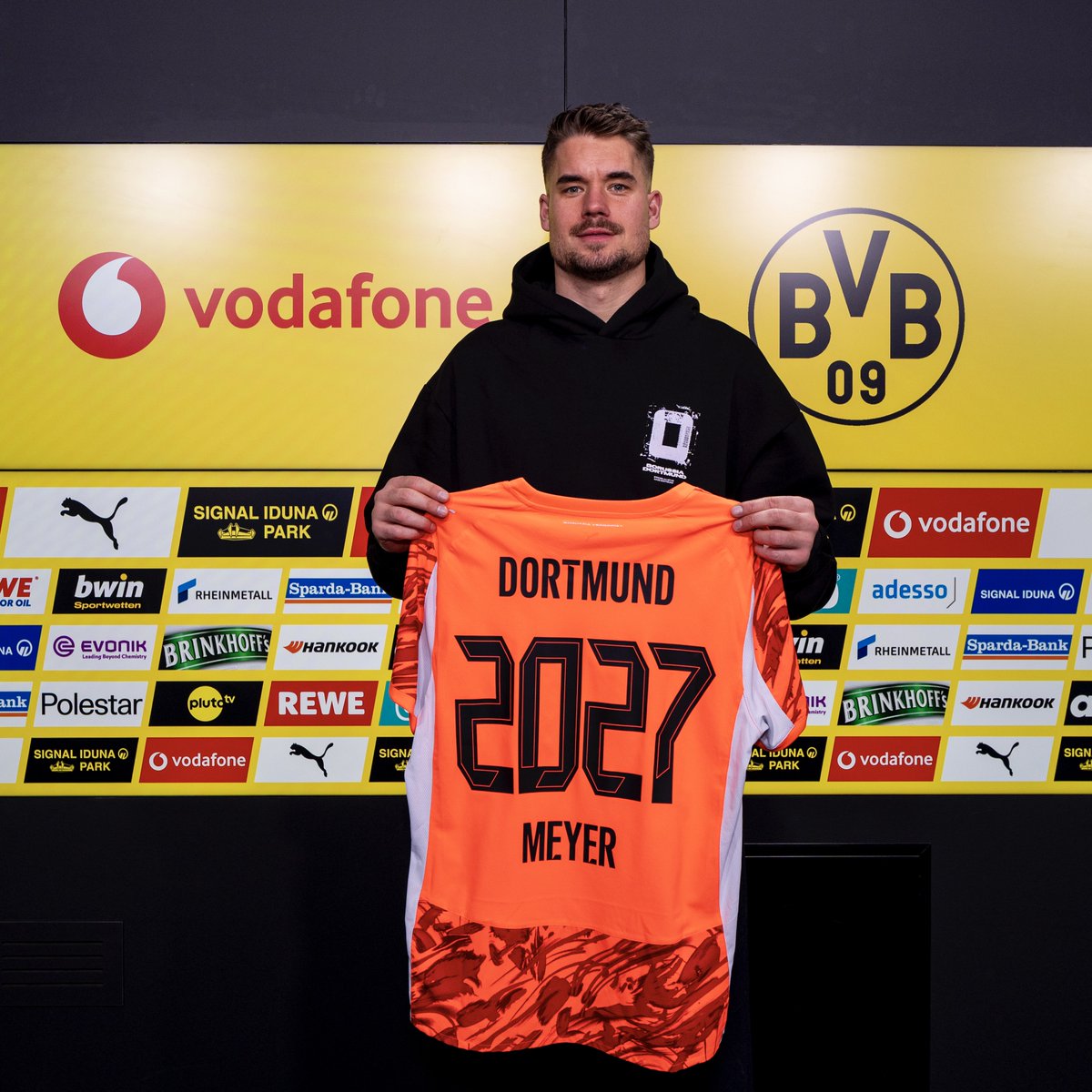 Meyer bleibt Borusse und verlängert seinen Vertrag bis 2027! 😍✍️

Der 34-Jährige hat seinen Vertrag beim BVB erneut vorzeitig um ein weiteres Jahr bis zum 30. Juni 2027 verlängert. 

🗞️ go.bvb.de/news
