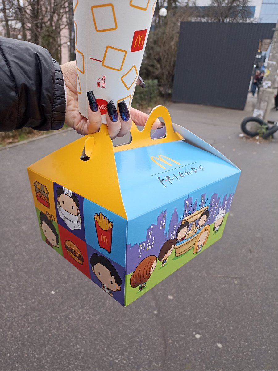 TheMostGenius's tweet image. В макдональдсі стільки реклами "Друзі" меню, наче ми і так приходимо сюди не заради нього 😄