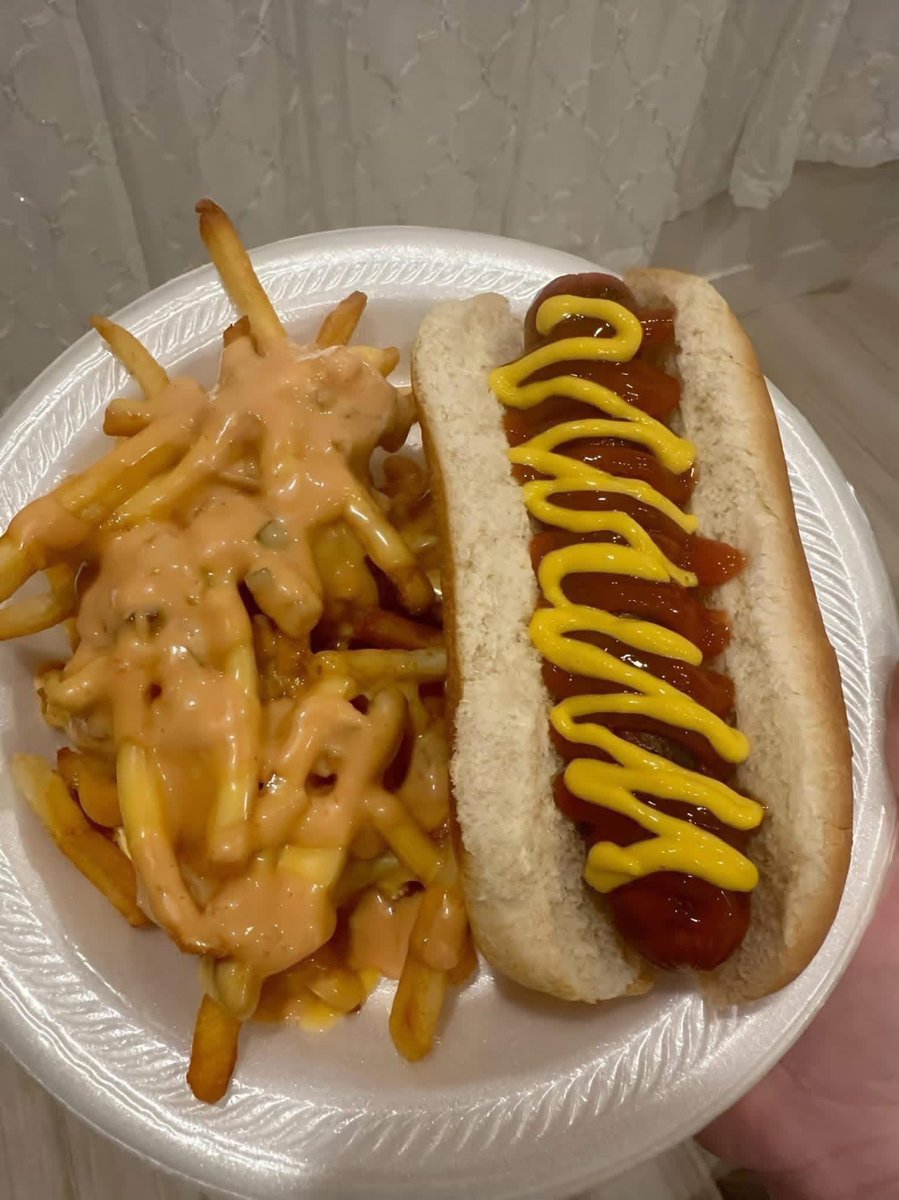 eatinerni's tweet image. Would you get a bite of fries first, or bite of hotdog 🌭