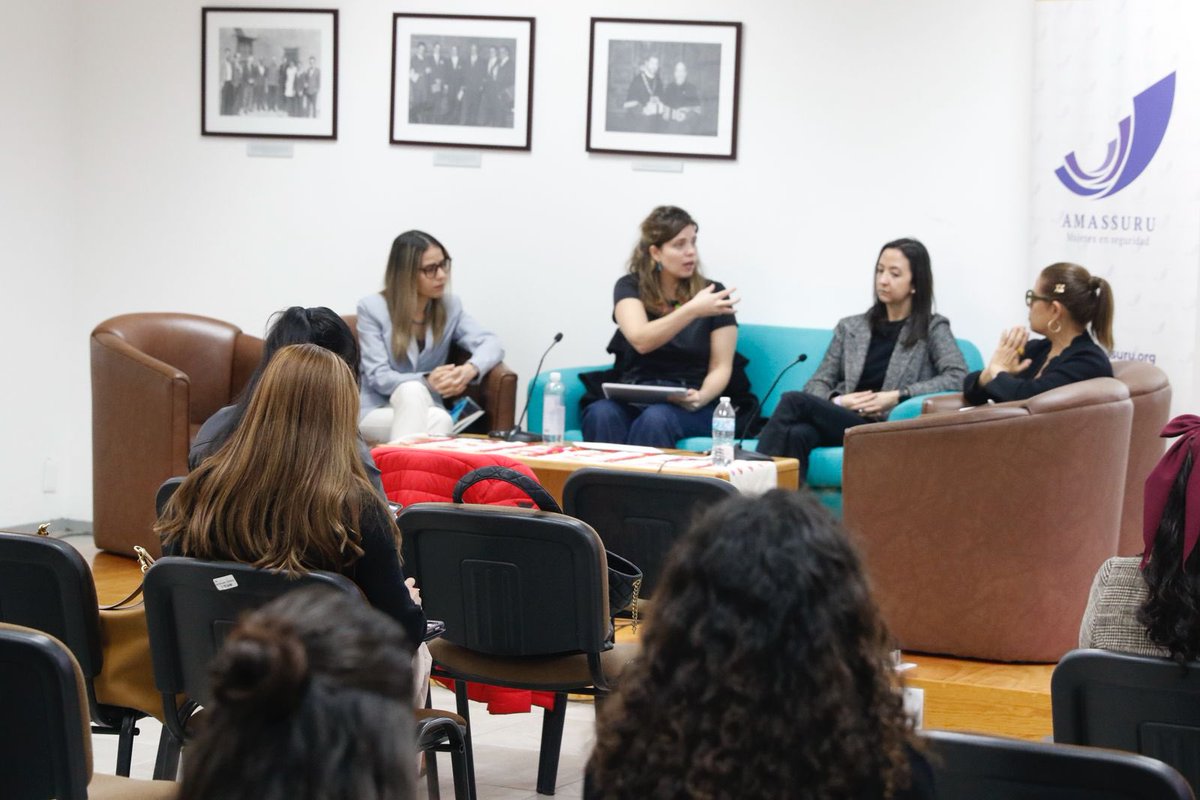 🗣️💬 Participamos en el Seminario Internacional Mujeres en Seguridad y Defensa de <a href="/amassuru/">Amassuru</a>, donde abordamos los retos actuales, la toma de decisiones políticas para la construcción de paz y la importancia de acudir a los territorios de mayor riesgo para comprender las causas de