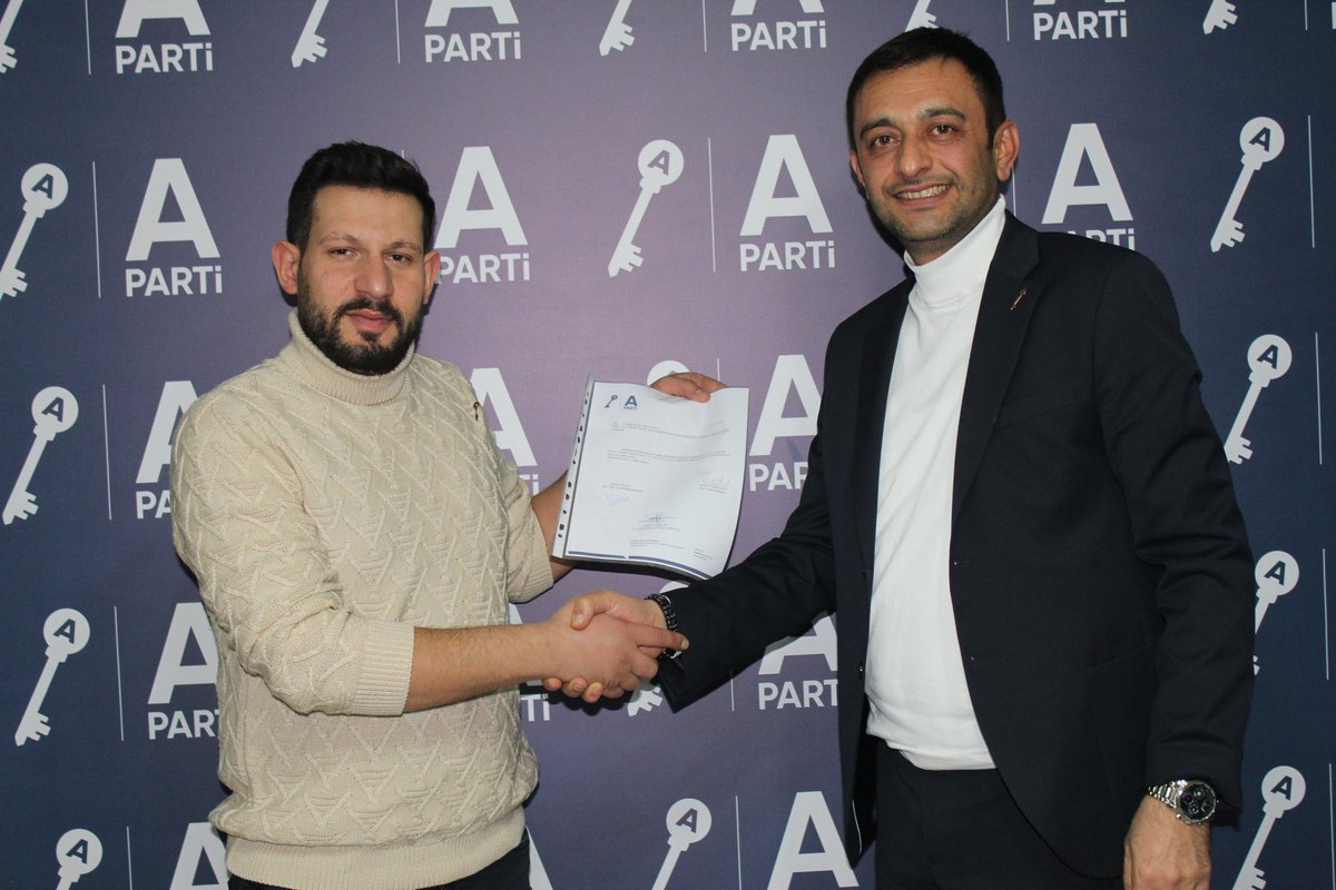 Anahtar Parti Elazığ’da Sahaya Damgasını Vurdu
Mahalle Başkanlarına Mazbatalar Teslim EdildiAnahtar Parti Elazığ Merkez İlçe Teşkilatı, kısa sürede yakaladığı güçlü ivmeyi mahalle teşkilatlanmalarıyla büyütmeye devam ediyor. Çayda Çıra’dan Sarayatik’e, Cumhuriyet’ten Hilalkent’e