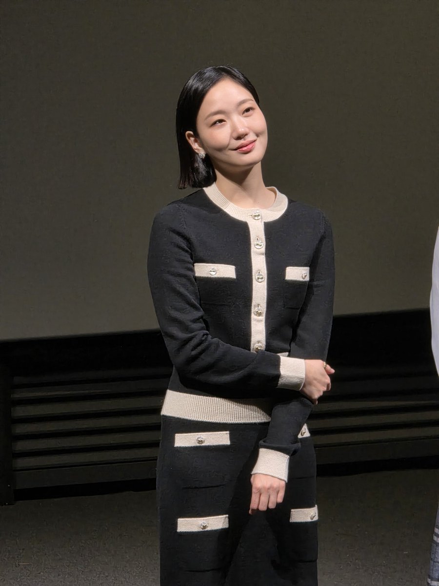 자백의 대가 시사회에서 팬들에게 인사하는 김고은