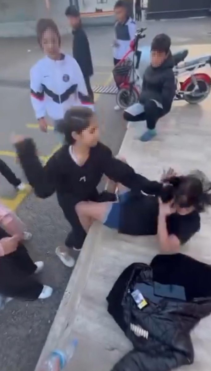 muhendisyenn's tweet image. Bu Antalya&apos;da toplanan 11 çocuk tutuklanmalı. Böyle bir canilik, böyle bir kötülük görülmemiştir. Videoyu izleyin. 
&quot;İYİ VUR, KAFASINI YERE ÇARP&quot;

Öğrencinin şiddete uğradığı anların yer aldığı görüntülerde; kız ve erkek öğrenci grubunun bir kız öğrenciyi tehdit ettikten sonra…