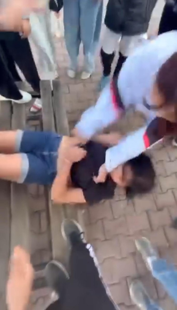 muhendisyenn's tweet image. Bu Antalya&apos;da toplanan 11 çocuk tutuklanmalı. Böyle bir canilik, böyle bir kötülük görülmemiştir. Videoyu izleyin. 
&quot;İYİ VUR, KAFASINI YERE ÇARP&quot;

Öğrencinin şiddete uğradığı anların yer aldığı görüntülerde; kız ve erkek öğrenci grubunun bir kız öğrenciyi tehdit ettikten sonra…