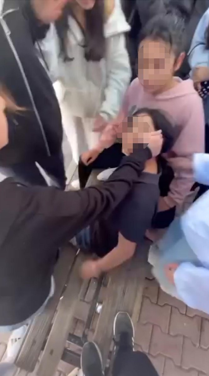 muhendisyenn's tweet image. Bu Antalya&apos;da toplanan 11 çocuk tutuklanmalı. Böyle bir canilik, böyle bir kötülük görülmemiştir. Videoyu izleyin. 
&quot;İYİ VUR, KAFASINI YERE ÇARP&quot;

Öğrencinin şiddete uğradığı anların yer aldığı görüntülerde; kız ve erkek öğrenci grubunun bir kız öğrenciyi tehdit ettikten sonra…
