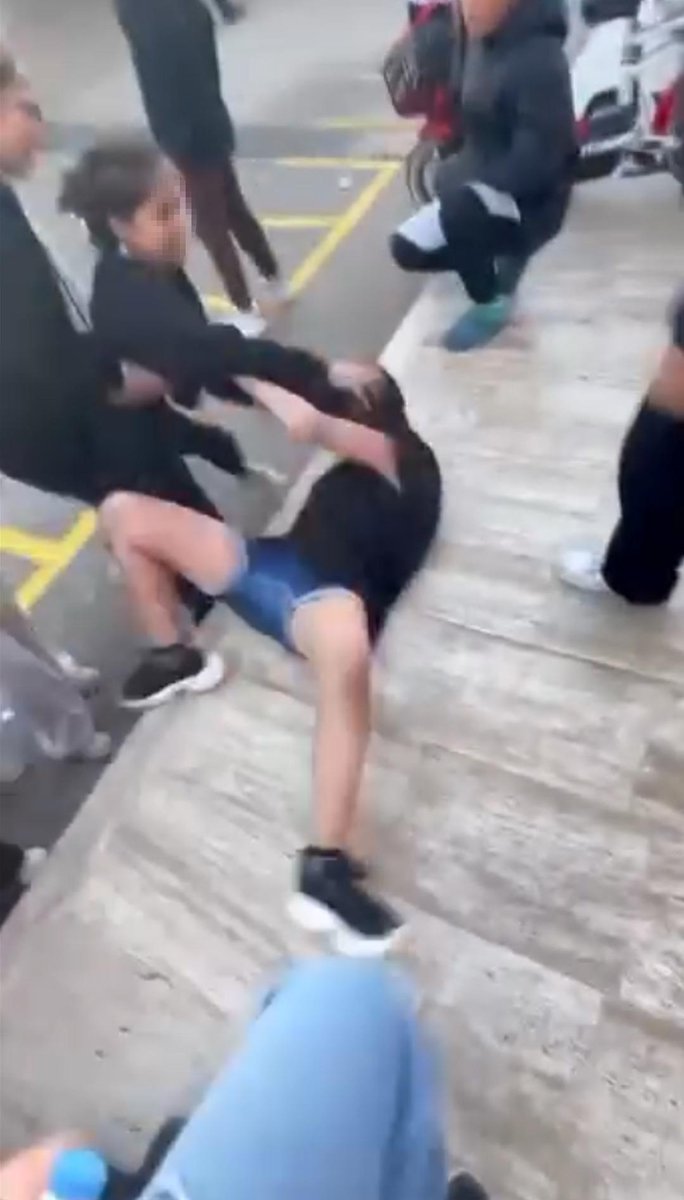 muhendisyenn's tweet image. Bu Antalya&apos;da toplanan 11 çocuk tutuklanmalı. Böyle bir canilik, böyle bir kötülük görülmemiştir. Videoyu izleyin. 
&quot;İYİ VUR, KAFASINI YERE ÇARP&quot;

Öğrencinin şiddete uğradığı anların yer aldığı görüntülerde; kız ve erkek öğrenci grubunun bir kız öğrenciyi tehdit ettikten sonra…