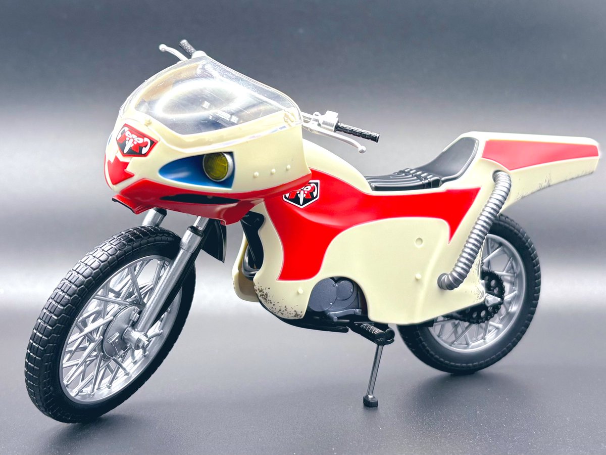 先月半ばに出た新サイクロン号の模型を今更ですが、撮影台で撮影。初代