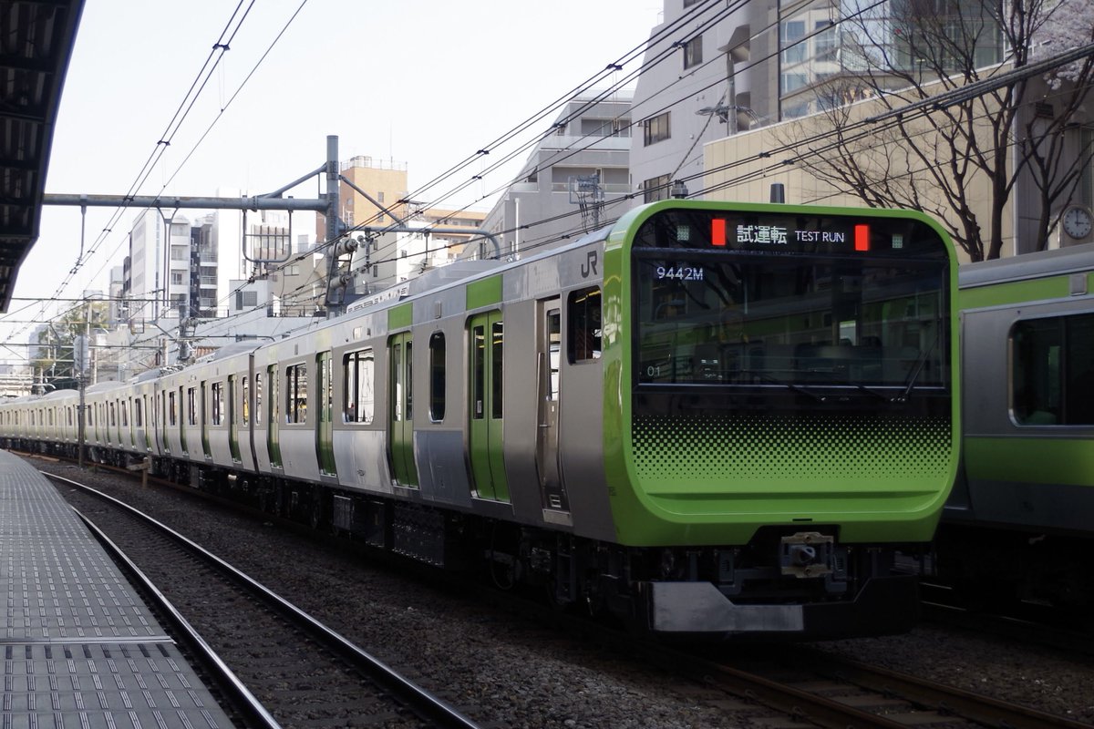 atstation's tweet photo. E235系10 年とのことで10年前の山手線内試運転の写真を
結果的には移転前の埼京線・湘南新宿ラインホームから撮れ、貴重なカットに。

同日にはE217系F02編成のTK入場が実施。
湘南色217の消滅となりました。 https://t.co/CDS0XqiVkC