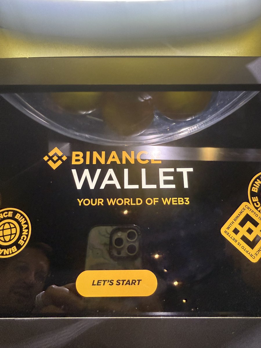 Come to #BinanceWallet booth at #BinanceBlockchainWeek to get your wallet! 🪪