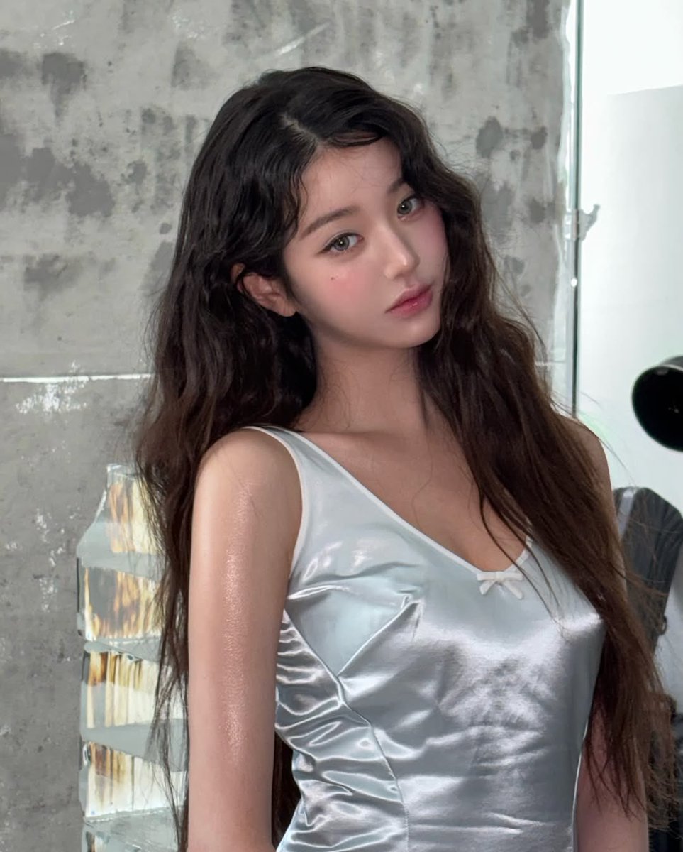 wonyoexe's tweet image. the highlighter on her arms… oh siren jang wonyoung