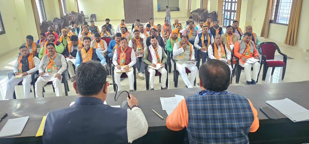 idharampalsingh's tweet image. आज काशी क्षेत्रीय कार्यालय पर वाराणसी महानगर/जिला के जिला अध्यक्ष, जिला प्रभारी, S.I.R के जिला संयोजक, मंडल अध्यक्ष एवं BLA-1 की संगठनात्मक बैठक में मतदाता विशेष गहन पुनरीक्षण अभियान के निमित्त समीक्षा एवं योजना पर चर्चा किया।