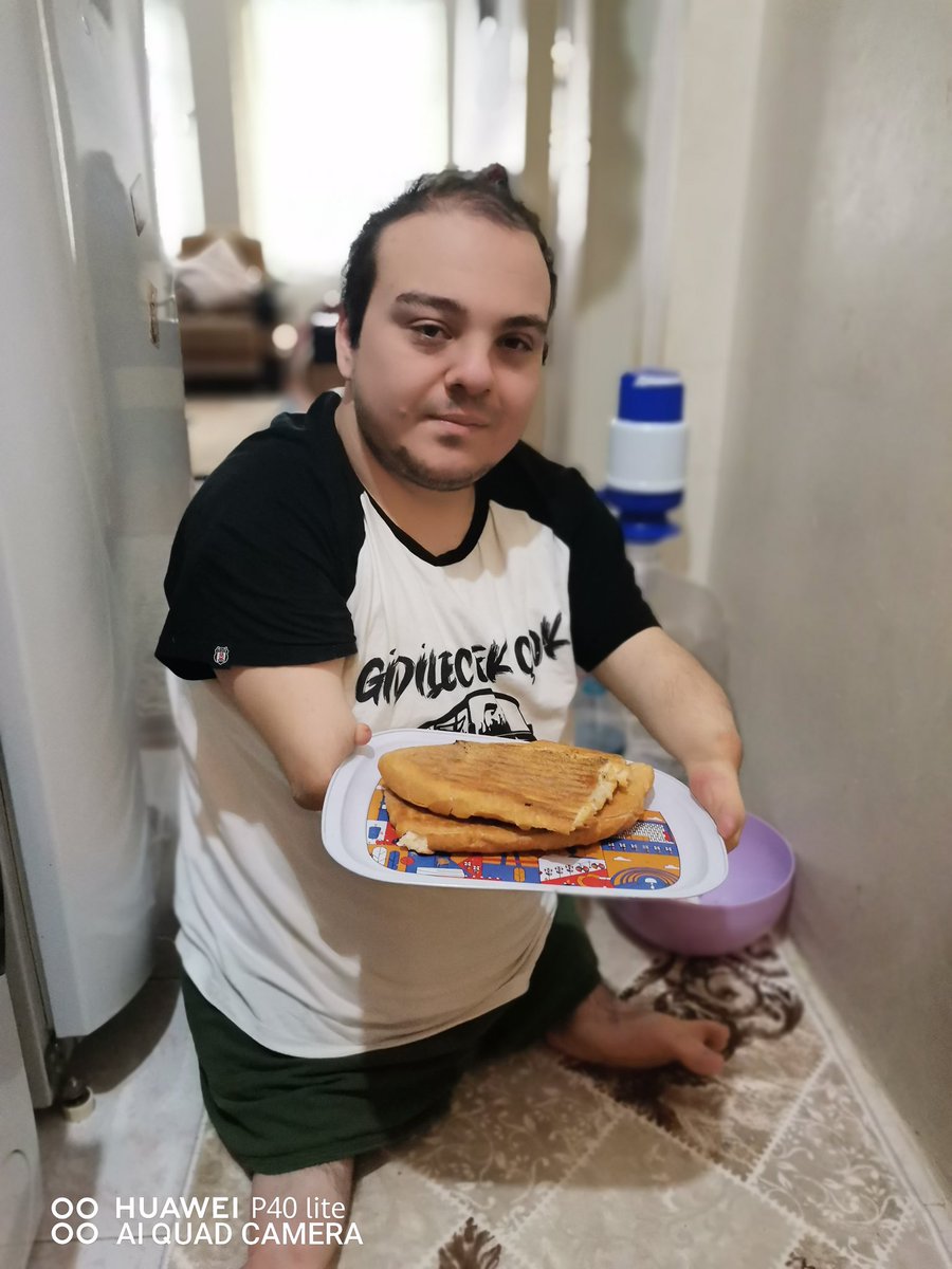 Emrebeytespih's tweet photo. Kahvaltı yapmayan varsa buyrun gelin tost yaptım yiyelim birlikte 🥰🫶 https://t.co/Gl8CI9LVNW