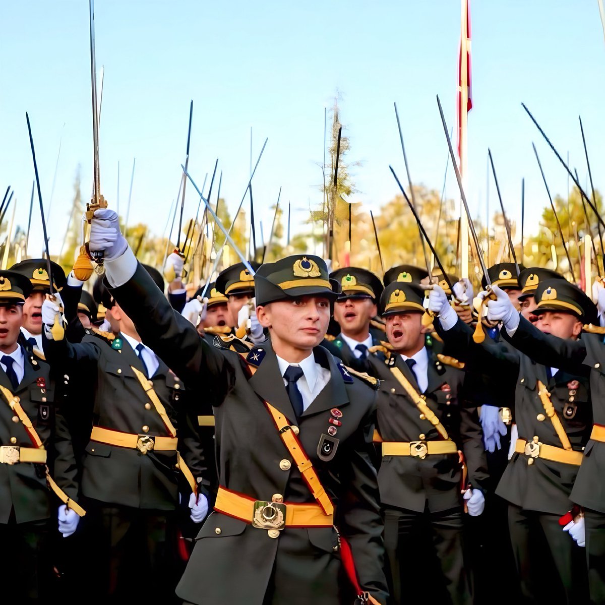 🇹🇷 TÜRK’ÜN ŞANLI KOMUTANI ALBAY ALPER TOPSAKAL’IN SAVUNMASINDAN:

“BEN ATILAYIM, TEĞMENLER DÖNSÜN.”

💥 Müyesser Yıldız, TSK’dan ihracı mahkeme kararıyla iptal edilen Albay Alper Topsakal’ın tarihi savunmasını aktardı:

• Teğmenler emre itaatsizlikten değil, disiplinsizlikten